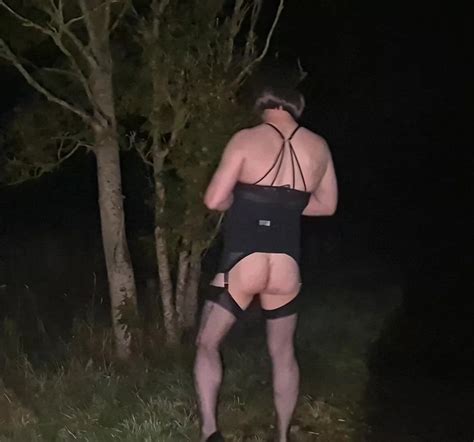 Reife transvestiten sissy schlampe fickt spät in der nacht ihren arsch mit einem großen dildo