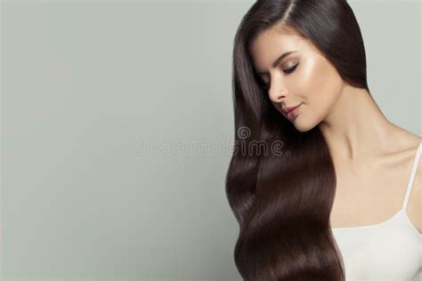 Schöne Brunette Frau Auf Weißem Hintergrund Stockfoto Bild von verfassung haarpflege