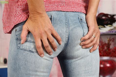 Blonde MILF Janet Darling Flick Her Pinkish Slit MILF Fox