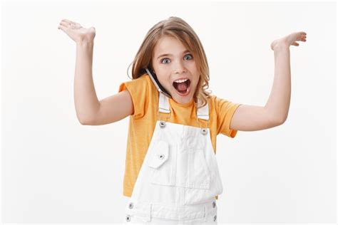 Silly Jolie énergisée Mignonne Petite Fille Blonde Haussant Les épaules Lever Les Mains Tenir Le