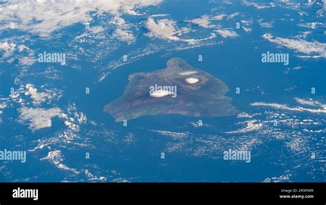 . iss068e068973 (March 6, 2023) - The big island of Hawaii and its two snow-capped volcanos ...