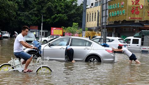 南方多地遭大暴雨袭击 民众出行如冲浪