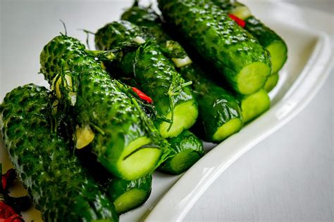 Рецепт малосольных огурцов с чесноком в пакете - СделаемВкусно.ру