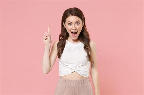 Jovencita De Brunette Emocionada Con Ropa Ligera Casual Posando Aislada En Estudio De Fondo Rosa