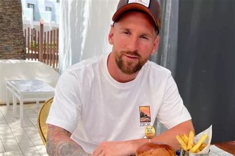 Cristiano Ronaldo Would Say Messi Doesn T Look Like Me As He Stands Naked In The Mirror