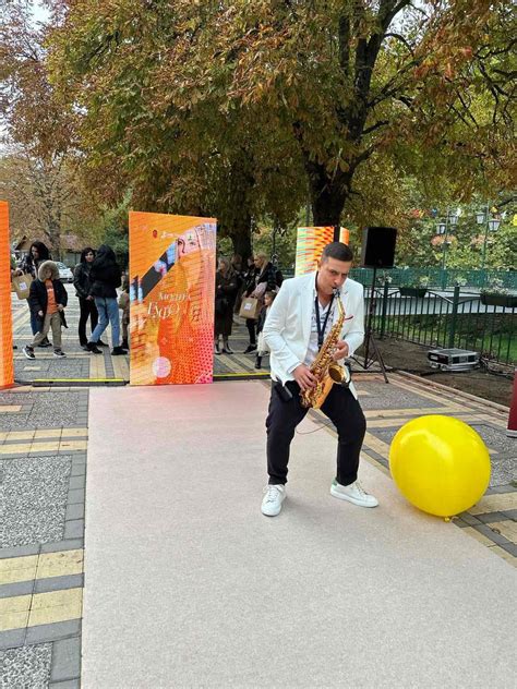 Модно зрелище в Перник за Деня на града - манекенки дефилираха по ...