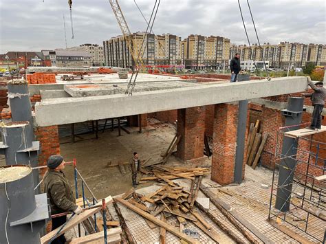 100 тонный кран помогает с монтажом балок и плит перекрытия - Храм во ...