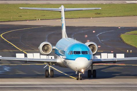 Aeroplano De Fokker F De Klm Cityhopper Fotograf A Editorial Imagen