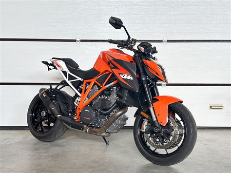 Купить б у KTM 1290 Super Duke R инжектор 6 передач в Минске оранжевый naked bike 2015 года по