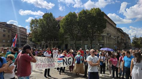 PROSVJEDNIK POKAZAO ZUBE MAJI SEVER Sasuo joj baš sve u lice nije se