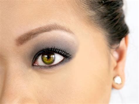 3 Ways to Do Makeup for Green Eyes - wikiHow