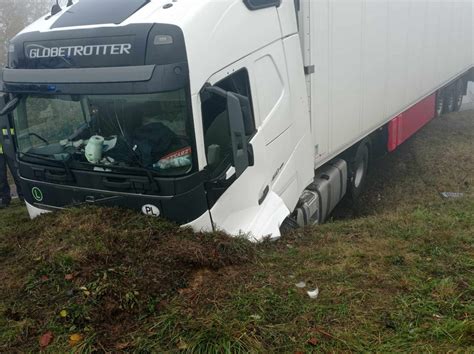 Po Zderzeniu Ci Ar Wki Z Pojazdem Osobowym Zablokowana Droga Krajowa