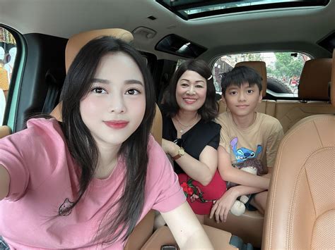 Hot mom Hằng Túi khoe ảnh thế hệ gia đình dân tình ngạc nhiên với thân thế phú bà ngồi