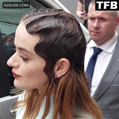 Joey King Sexy Seen Braless Flaunting Her Hot Figure At The Bullet Train Screening In London