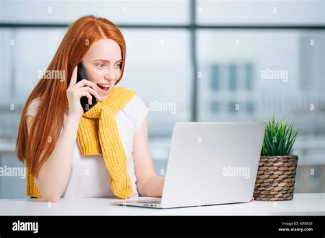 Surpris jeune brunette femme seule avec ordinateur portable et téléphone mobile en été cafe