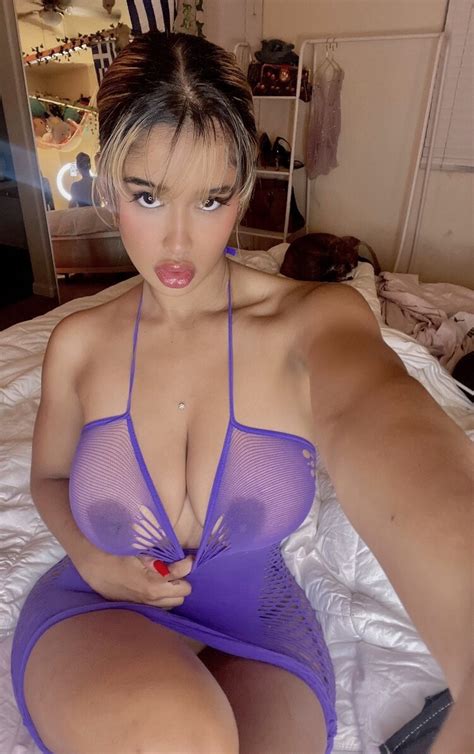 Amateur Busty Brunette Spreading