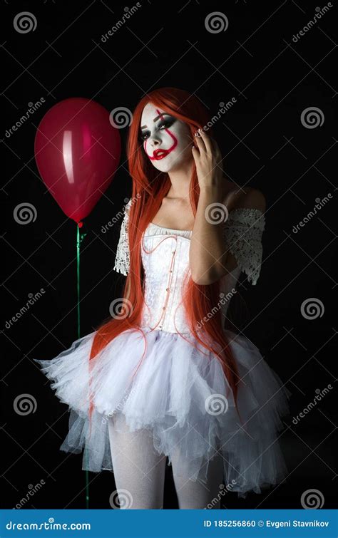 Девушка в костюме клоуна с макияжем страшно Стоковое Фото - изображение ...