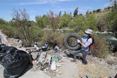 J Venes Voluntarios Limpian Riberas Del R O Chili En Arequipa Fotos