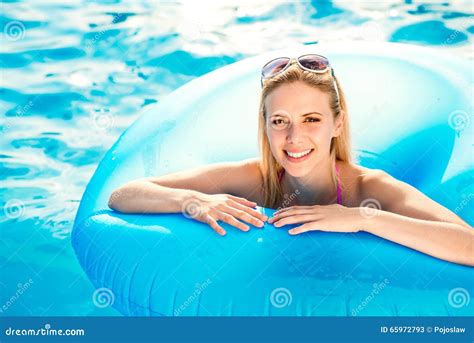 Belle Jeune Femme Dans La Piscine Image Stock Image Du Blonde Sourire
