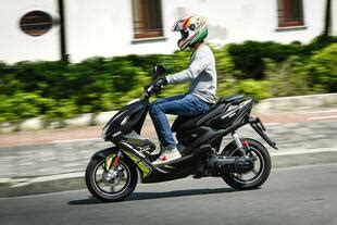 Prova Yamaha Aerox R Naked Recensione Con Pregi E Difetti Scheda Tecnica E Velocit Insella