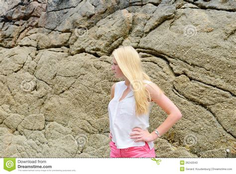 Het Blonde Meisje Stellen Op Het Strand In Spanje Stock Afbeelding Image Of Strand Vakantie