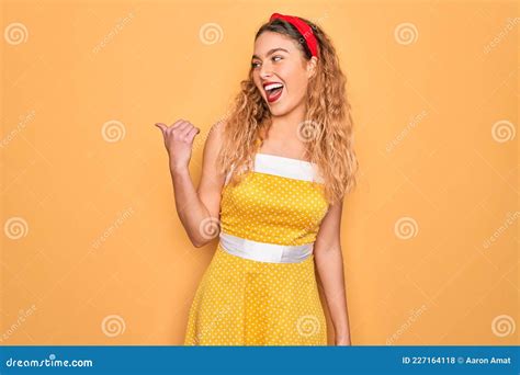 Belle Blonde Pinup Femme Aux Yeux Bleus Portant Le Diadem Debout Sur Fond Jaune Souriant Avec Un