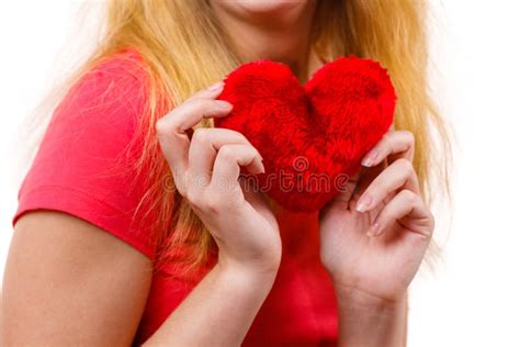 Fille Blonde De Femme Tenant Le Symbole Rouge D Amour De Coeur Image Stock Image Du Mod Le
