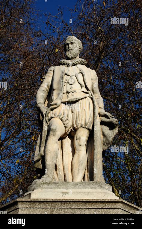 Statue Of Sir Hugh Myddelton By John Thomas Islington Green London