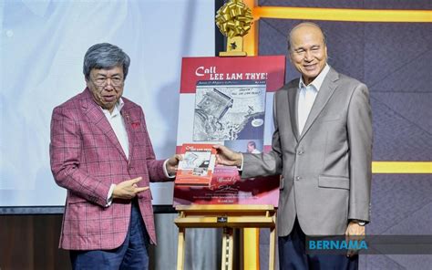 Bernama Selangor Sultan Salutes Lee Lam Thye On His Political Journey