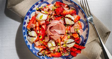 Mortadella Con Insalata Di Fragole Pistacchi E Glassa Di Aceto Balsamico