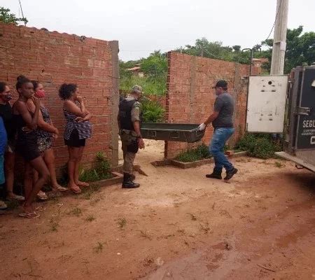 Mulher é morta a tiros e facadas dentro de casa na zona Norte de THE