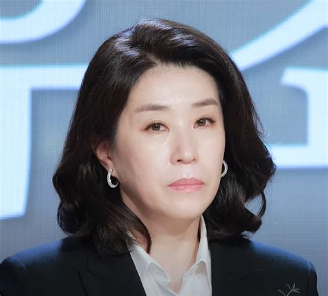 File Kim Mi kyung 김미경 2020 png Wikimedia Commons