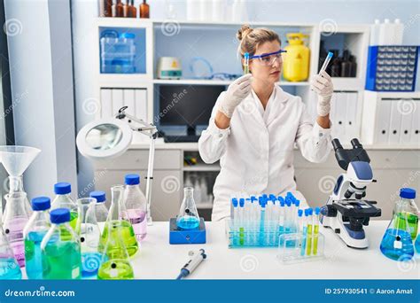Jeune Femme Blonde Portant Un Uniforme Scientifique Tenant Des Tubes D Essai En Laboratoire