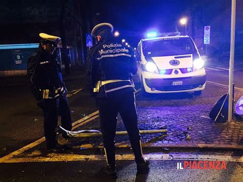 Abbatte Alcuni Cartelli Stradali Ma Non Si Ferma IlPiacenza