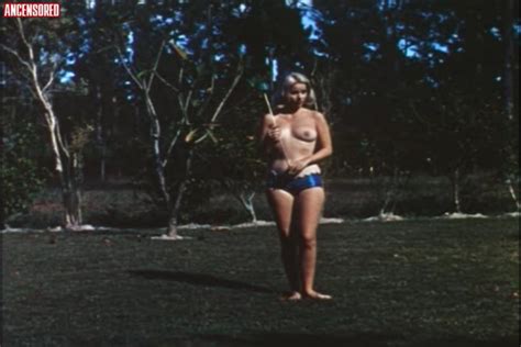 Голая Pat Reilly в Nude on the Moon