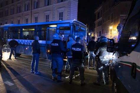 Sedicenne Rapita E Violentata A Latina Picchiato Un Ragazzo Che Era Con Lei Notizie Ansa It