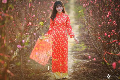 Hình ảnh hot girl Kiều Trinh diện áo dài đỏ xuất hiện trên hãng thông