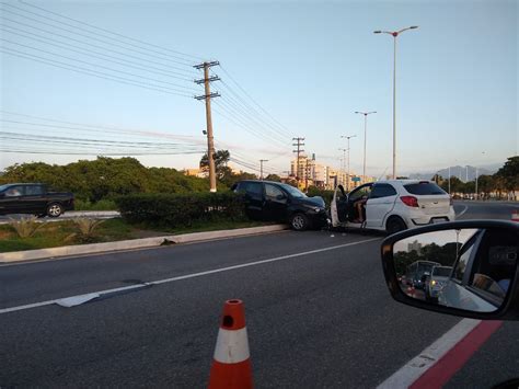 Mulher Fica Ferida Em Acidente Entre Dois Carros Em Camburi Es Hoje