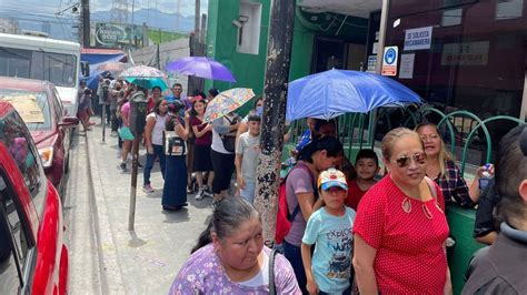 Padres De Familia Abarrotan Tiendas De Uniformes Escolares