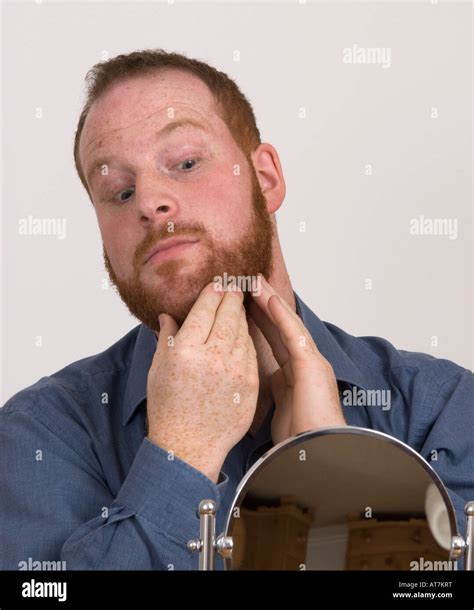 Jeune Homme Regardant Dans Un Petit Miroir Admirant Ou Remettant En