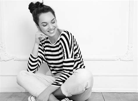 Retrato Do Modelo De Menina Jovem Morena Linda Maquiagem Nude Em Roupas De Ver O Hipster