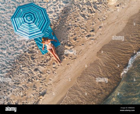 Frau in einem bikini am strand Fotos und Bildmaterial in hoher Auflösung Alamy