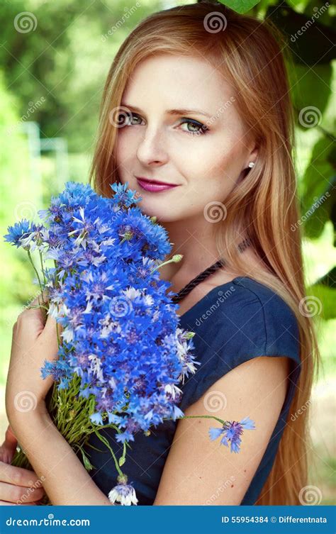 Femme Caucasienne Blonde Tenant Un Bouquet De Bleuet Photo Stock Image Du Caucasien Femelle