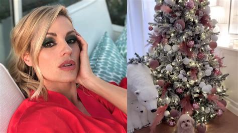 Michelle Hunziker L Albero Di Natale Ha Gli Addobbi Bianchi E Rosa Con