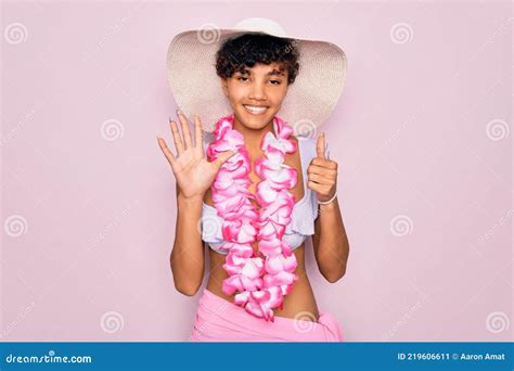 Joven Hermosa Turista Afroamericana Con Bikini Y Flores Hawaianas Lei