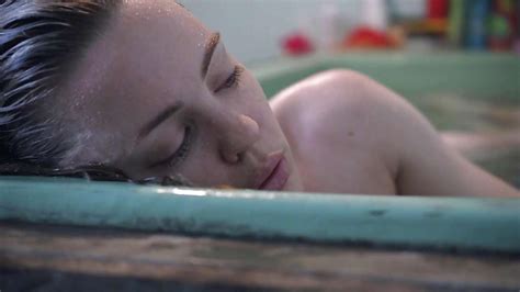 Melissa George Showing Her Nice Tits In Bathtub And Making Out With Guy Porn Pictures XXX