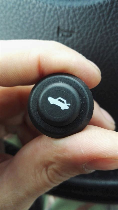 Кнопка открывания багажника — Opel Corsa B, 1,4 л, 1996 года ...
