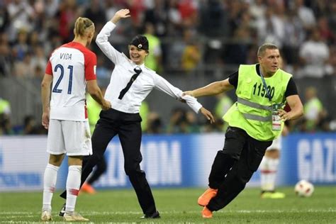 Pussy Riot Protes Ketidakadilan Politik Di World Cup Whiteboard Journal