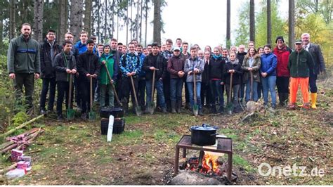 Woche Der Nachhaltigkeit Gymnasiasten Greifen Zum Spaten Und Pflanzen