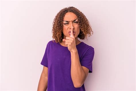 Jovem Transexual Latina Isolada No Fundo Rosa Mantendo Um Segredo Ou Pedindo Sil Ncio Foto